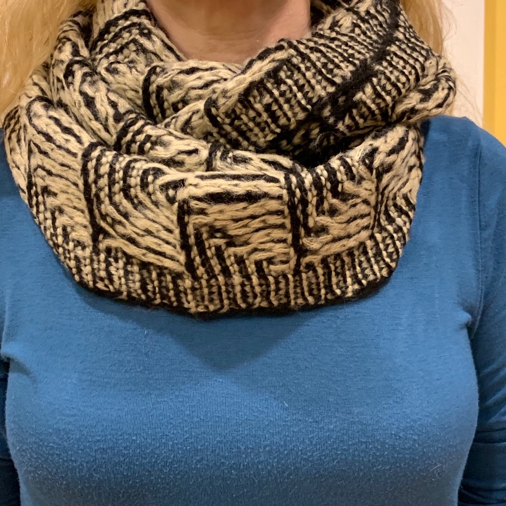 🎁GREAT GIFT ♥️ Snug Infinity Scarf